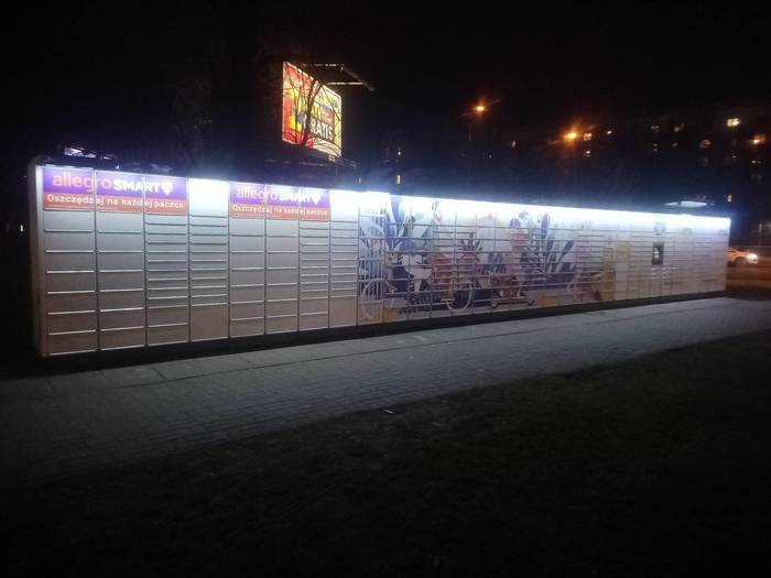 Paczkomat WAW226M Przed blokiem, od strony ul. Woronicza