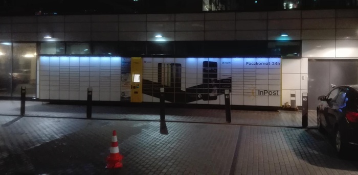 Paczkomat WAW22A Paczkomat znajduje się na parkingu za budynkami A i B