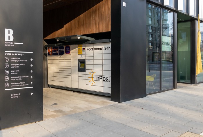 Paczkomat WAW22M Na terenie biurowca SPARK budynek B - wejście od ulicy Wolskiej