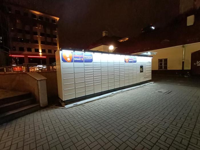 Parcel Locker WAW230M Od strony ul. Elektoralnej, przy parkingu