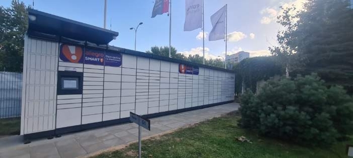 Paczkomat WAW237M Przy wjeździe na parking
