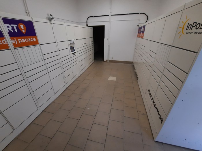 Paczkomat WAW23H lokal w ciągu handlowym
