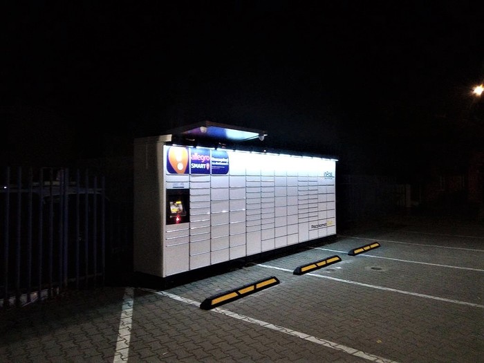 Поштомат WAW240M Po prawej stronie parkingu przed budynkiem głównym Expo