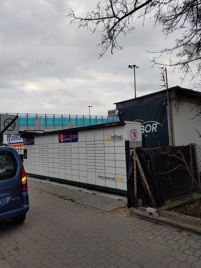Paczkomat WAW250M Na Parkingu od strony Sabały