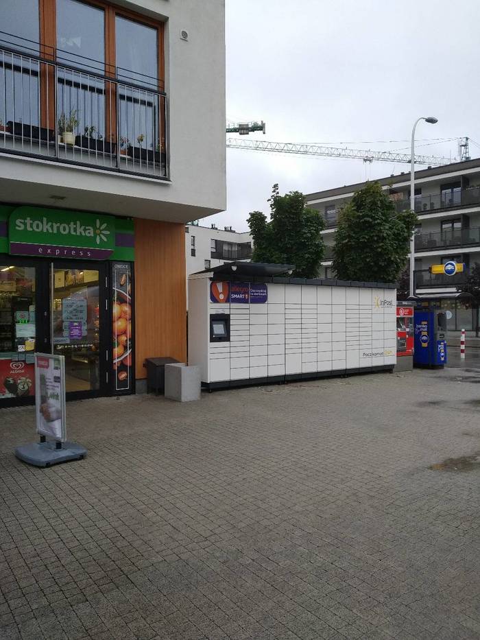 Paczkomat WAW254M Na skrzyżowaniu ulic Zamkowej i Wiernej