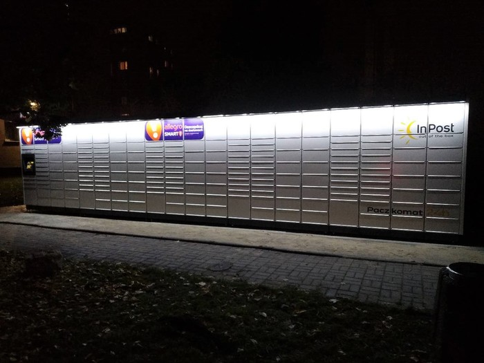 Paczkomat WAW255M Przy budynku handlowo-usługowym