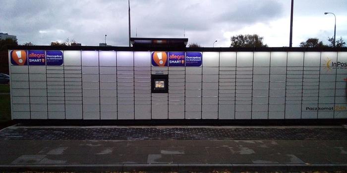 Parcel Locker WAW256M Z tyłu budynku Lidla
