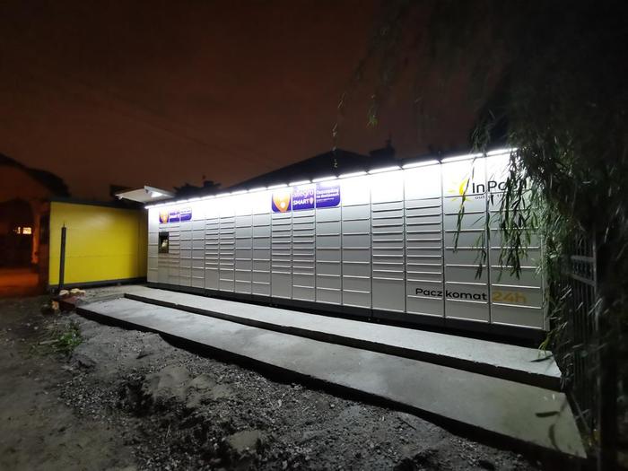 Paczkomat WAW259M Przy wejściu
