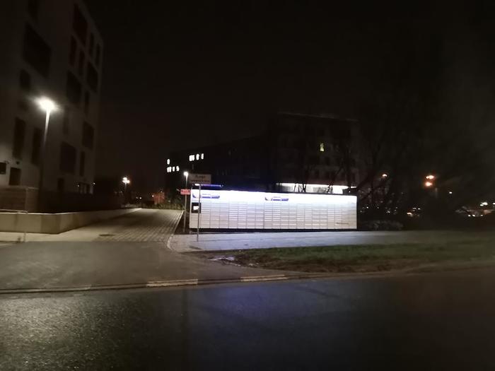 Поштомат WAW261M obok budynku mieszkalnego, po prawej stronie