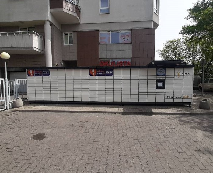 Поштомат WAW264M przy wejściu do klatki schodowej przy bramie awaryjnej
