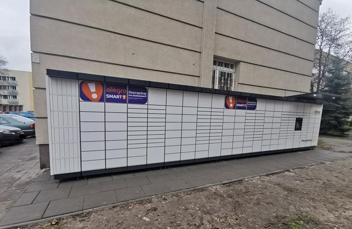 Paczkomat WAW273M Szczyt budynku Warszawskiej Wyższej Szkoły Informatycznej
