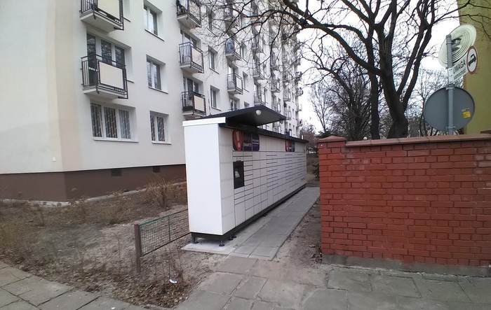Paczkomat WAW286M Za budynkiem mieszkalnym przy ul.Niskiej 3A