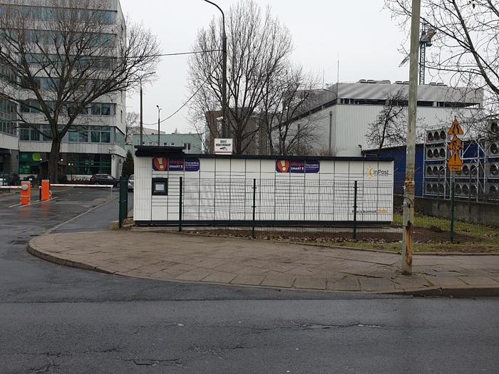 Paczkomat WAW301M Przy wjeździe na parking