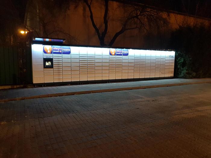 Paczkomat WAW302M Przy wjeździe