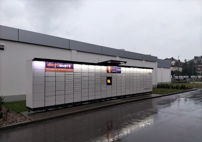 Parcel Locker WAW304M Przy sklepie Lidl, po lewej stronie budynku