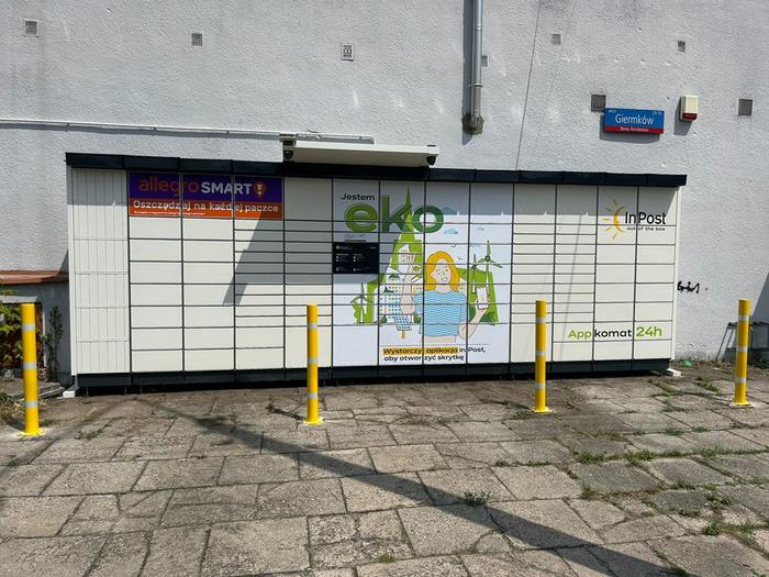 Parcel Locker WAW30APP parking przed sklepem