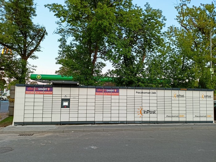 Paczkomat WAW30M Na parkingu sklepu Lidl