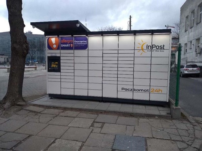 Paczkomat WAW316M Na parkingu przy ul. Magazynowej 18