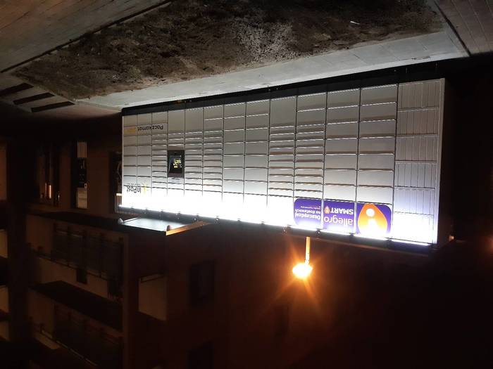 Parcel Locker WAW321M przy wejściu na osiedle