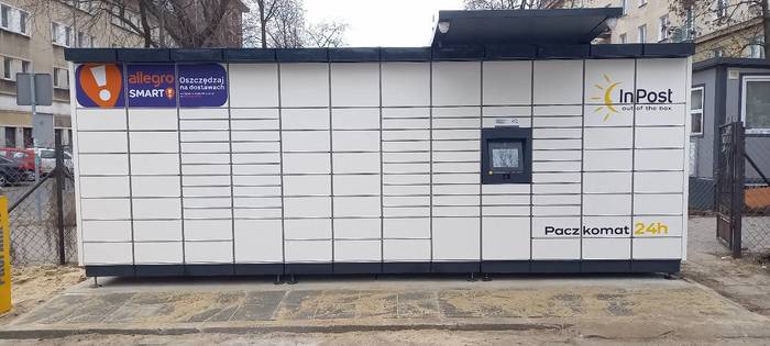 Parcel Locker WAW329M Parking strzeżony przy Skoczylasa .W samym wejściu przy szlabanie