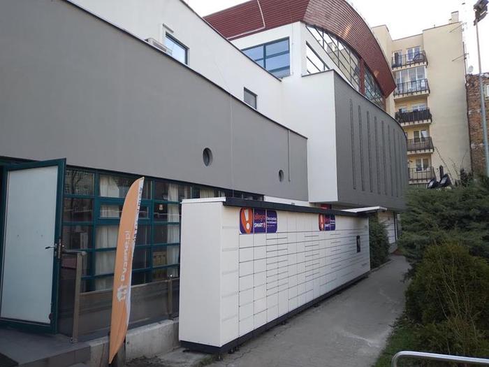 Parcel Locker WAW333M Przy wejściu na baseny po prawej stronie