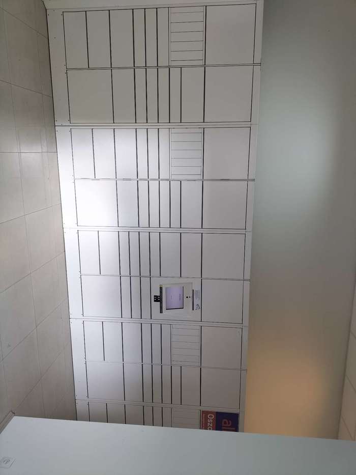 Parcel Locker WAW33H wejście od ul. Sokołowskiej