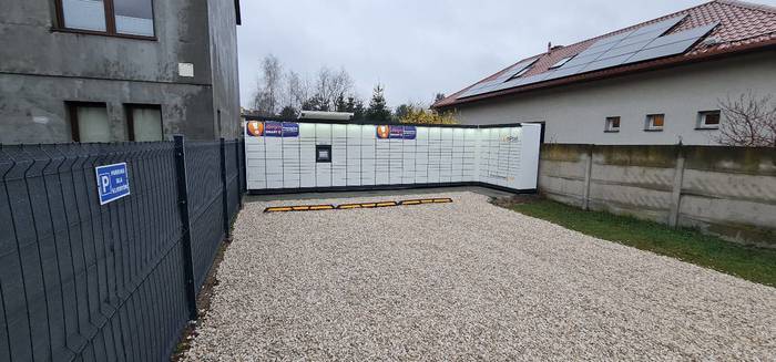 Paczkomat WAW341M Na działce, za bramą wjazdową