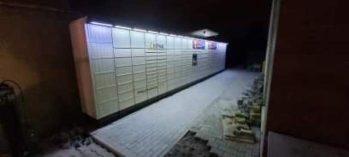 Parcel Locker WAW349M Przy sklepie Żabka z lewej strony budynku