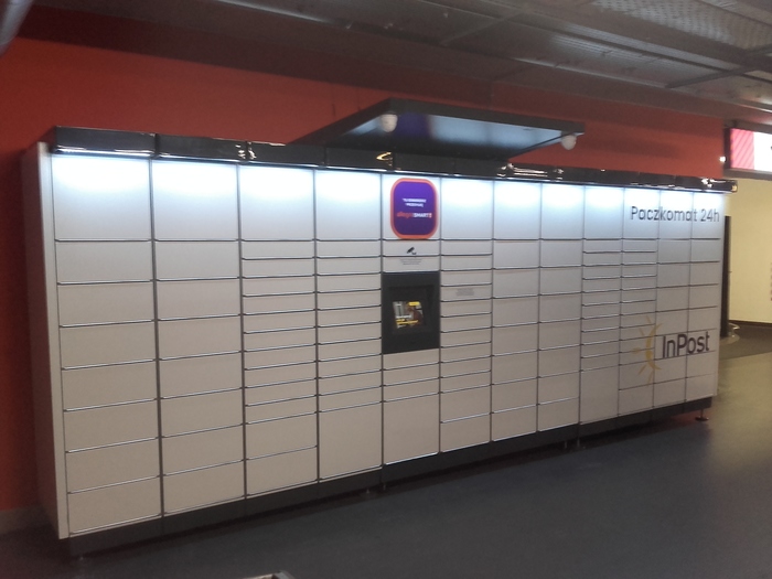 Parcel Locker WAW34M Na parkingu podziemnym Atrium Reduta przy pierwszym wejściu, obok stacji paliw Shell