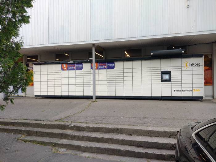 Parcel Locker WAW356M pod arkadami po lewej stronie od wejścia do Top Marketu