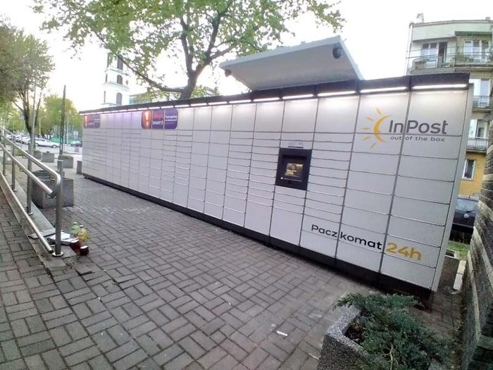 Paczkomat WAW365M Przy DOSiR Kawęczyńska od ulicy Kawęczyńskiej
