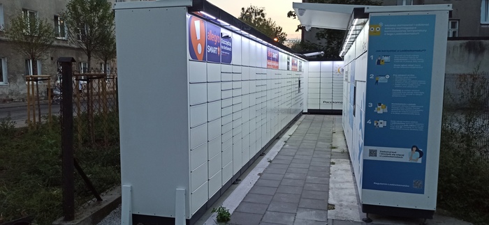 Paczkomat WAW375M przy wejściu na teren uczelni od ulicy Wawerskiej