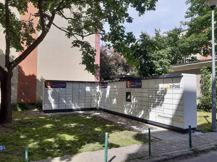 Paczkomat WAW381M Na pasie zieleni