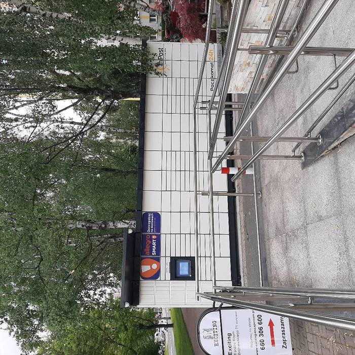Paczkomat WAW382M Przy budynku spółdzielni, od strony parkingu