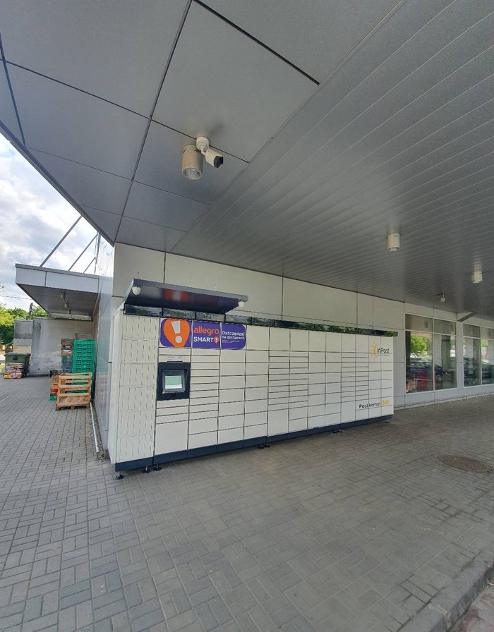 Parcel Locker WAW392M Na ścianie frontowej sklepu, przy wejściu