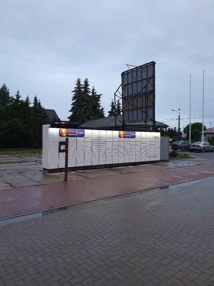 Paczkomat WAW393M parking samochodowy , równolegle do chodnika
