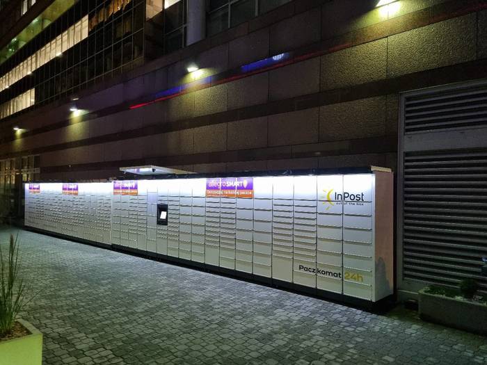 Parcel Locker WAW394M Pomiędzy budynkami od strony PKO
