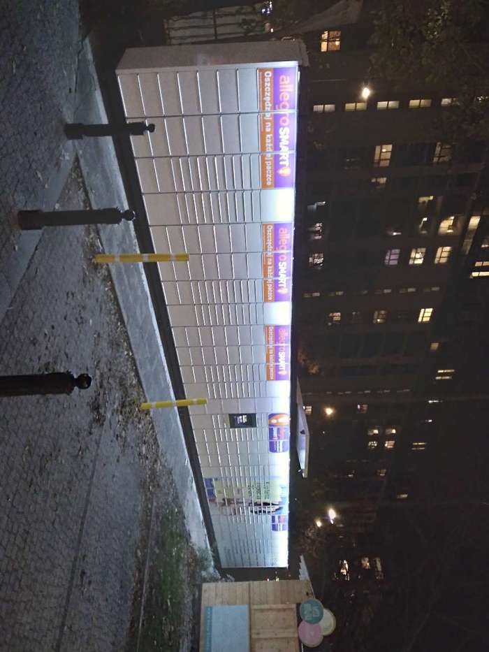 Paczkomat WAW401M Parking przed sklepem spożywczym