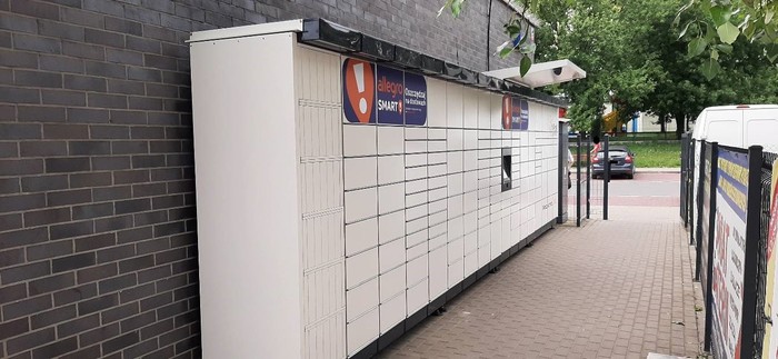Paczkomat WAW403M na ścianie pawilonu handlowo usługowego