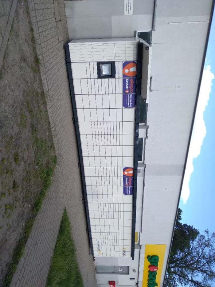 Parcel Locker WAW404M przy sklepie od parkingu