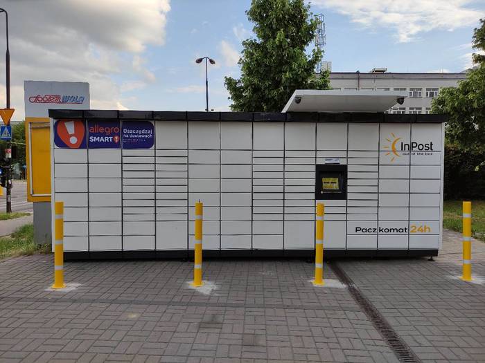 InPost's photo of the locker: InPost WAW406M