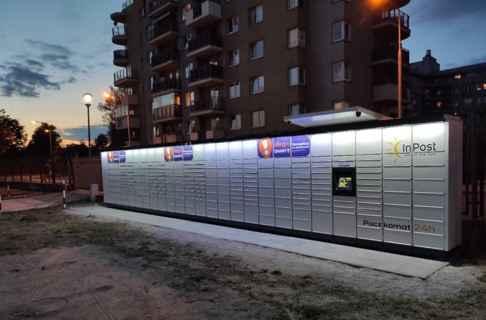 Paczkomat WAW408M przy wejściu na teren Hali od ulicy Pieniążka