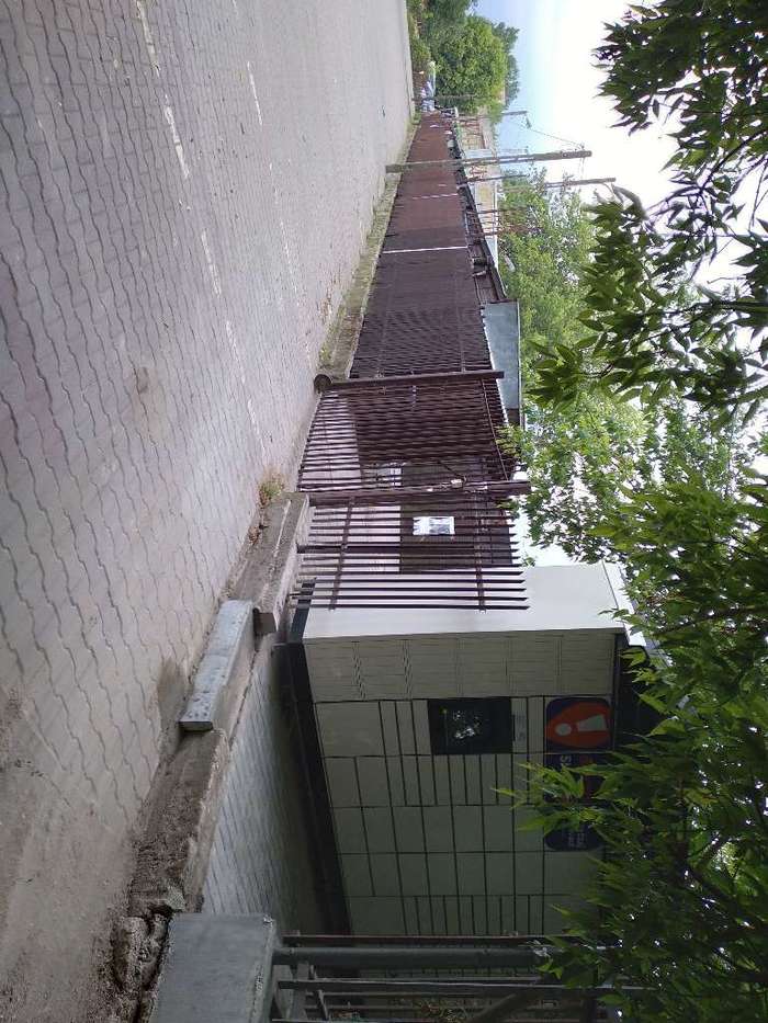 Paczkomat WAW411M Przy wejściu na bazar