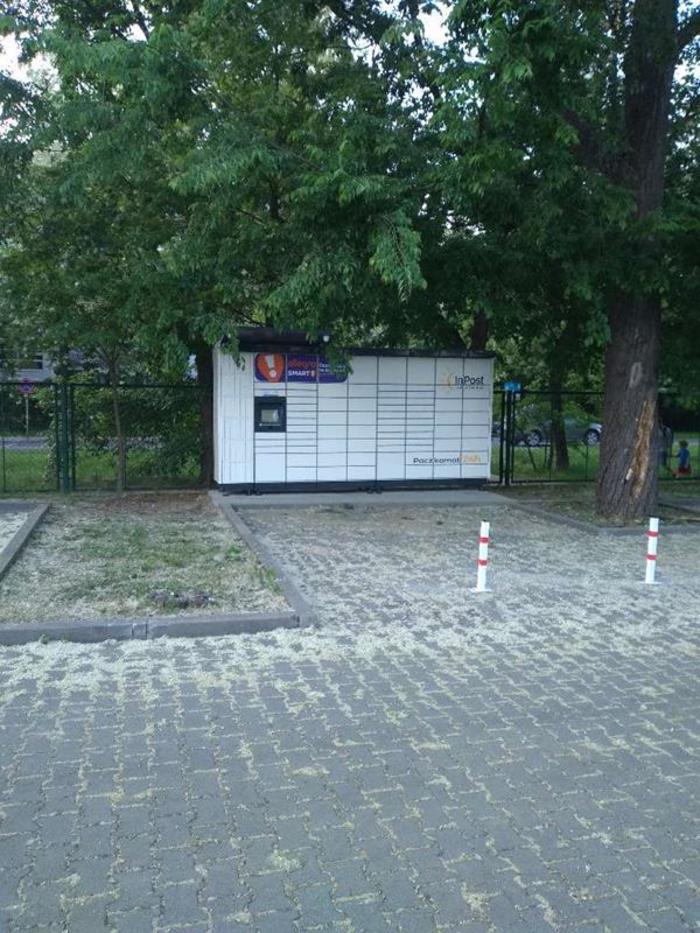 Paczkomat WAW412M Parking Klubu sportowego
