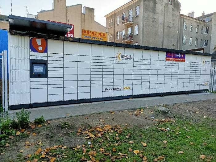 Paczkomat WAW414M teren zewnętrzny przy budynku