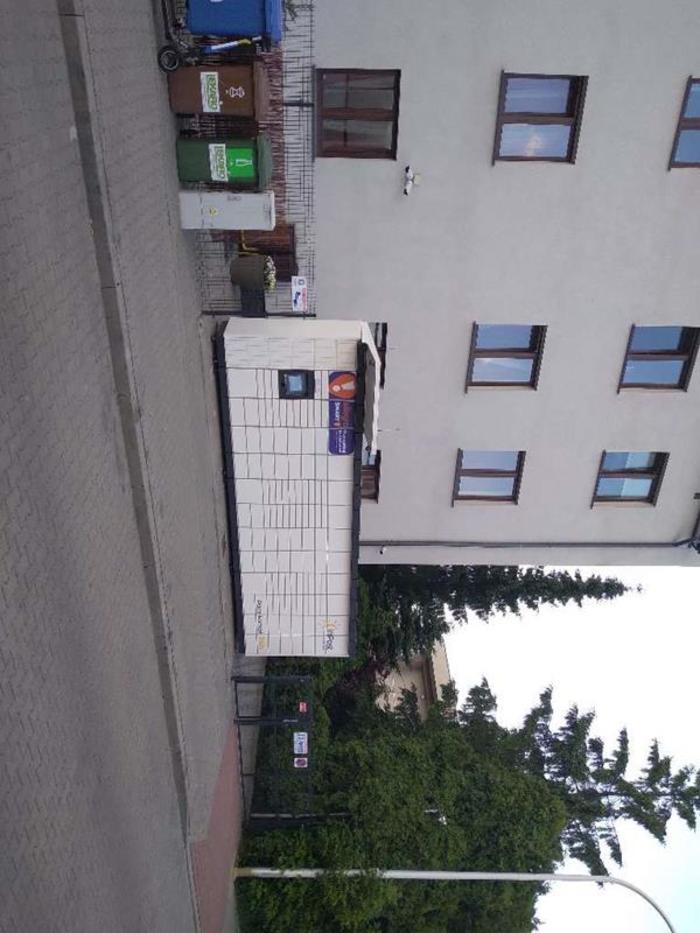 Parcel Locker WAW416M Na parkingu przed budynkiem