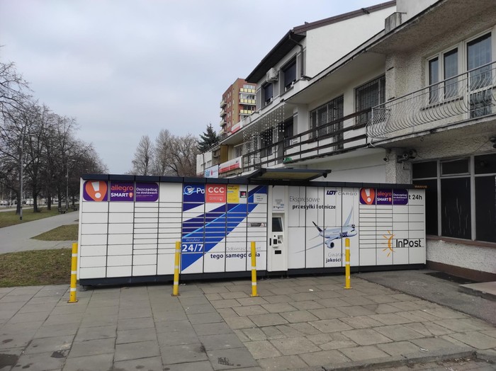 Paczkomat WAW41B Przy budynku