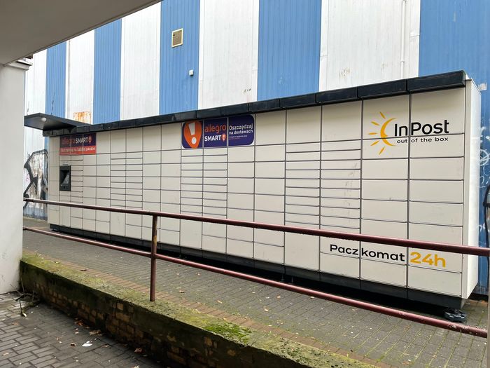 Parcel Locker WAW426M Na bocznej ścianie pawilonu