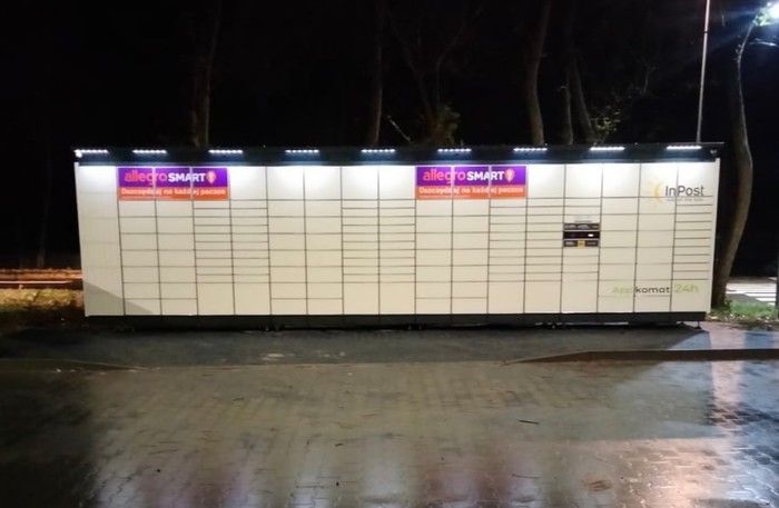Parcel Locker WAW42BAPP Na parkingu sklepu Lidl