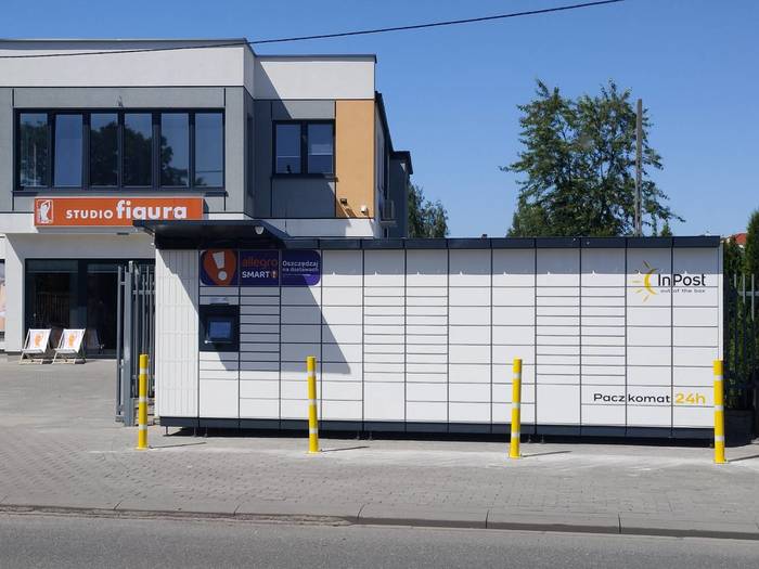 Parcel Locker WAW430M Przed budynkiem biurowym